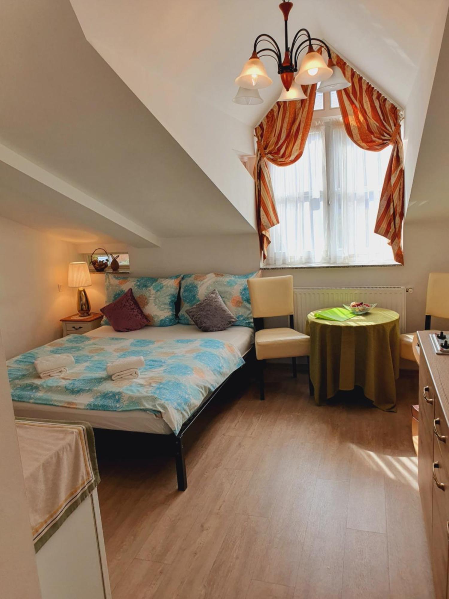 Karmelita Boutique Apartman Sopron Værelse billede